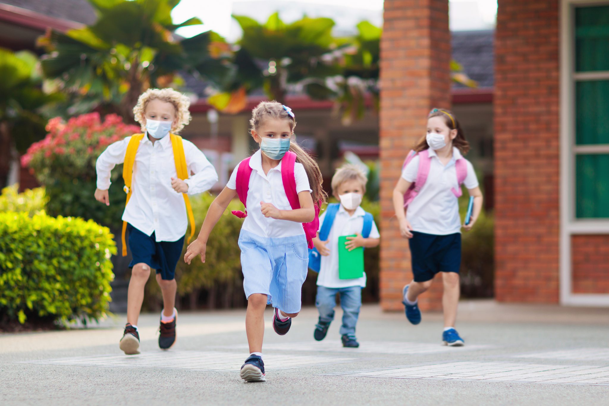 Дети бегут в школу
